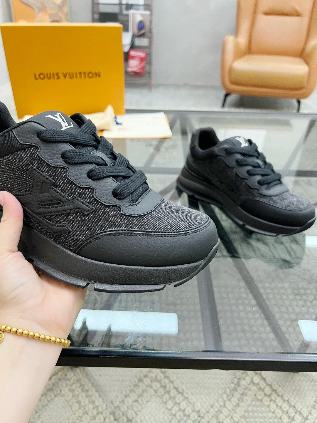 Factory price: 460💰LV🔍Top purchasing agent🇮🇹 Road The popular sports sneakers counter of the popular street man is synchronized with the uppers of Italian cowhide and cloth fabrics, high-quality splicing and complex craftsmanship, imported breathable mesh inner pads, soles: original soles specially provided by the original factory, T men's men's shoes 💰U exclusive movable molded soles are super comfortable, original factory single goods, 🔍🔍high quality, you can enter and exit the counter at will, welcome to compare. Code number 38-44, (45 customized)